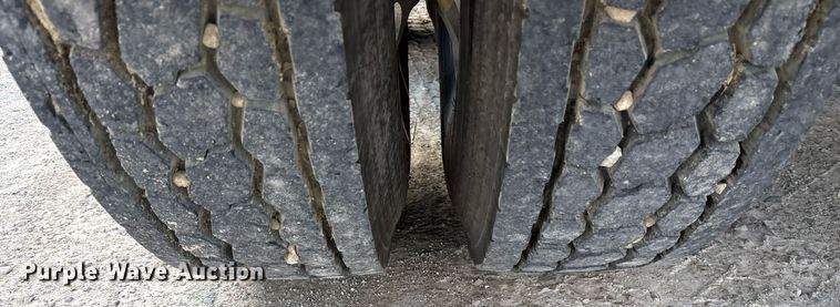 image for item EY9979 2001 Peterbilt 379 semi truck