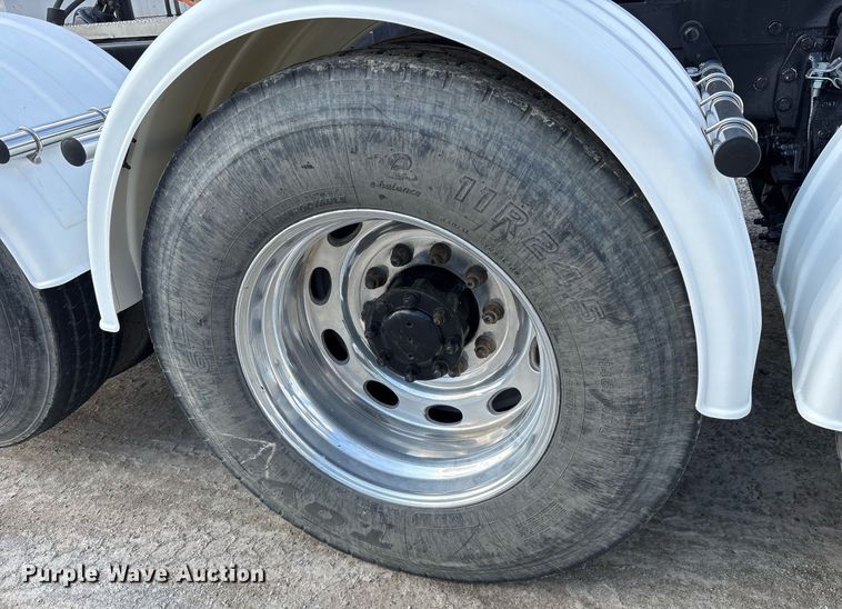 image for item EY9979 2001 Peterbilt 379 semi truck