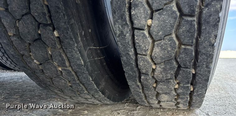 image for item EY9979 2001 Peterbilt 379 semi truck