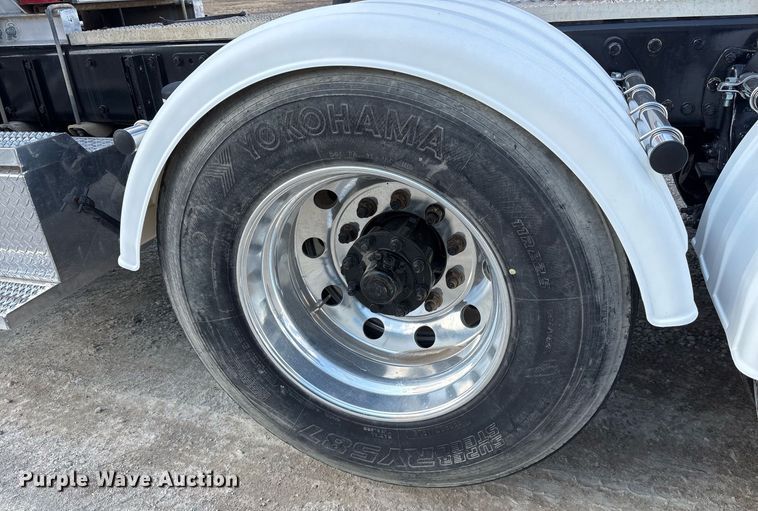 image for item EY9979 2001 Peterbilt 379 semi truck