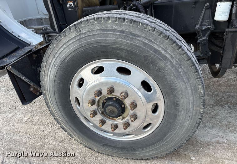 image for item EY9979 2001 Peterbilt 379 semi truck