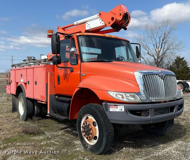 image for item EY9980 2010 International 4300 bucket truck