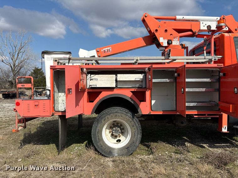 image for item EY9980 2010 International 4300 bucket truck