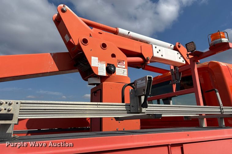 image for item EY9980 2010 International 4300 bucket truck