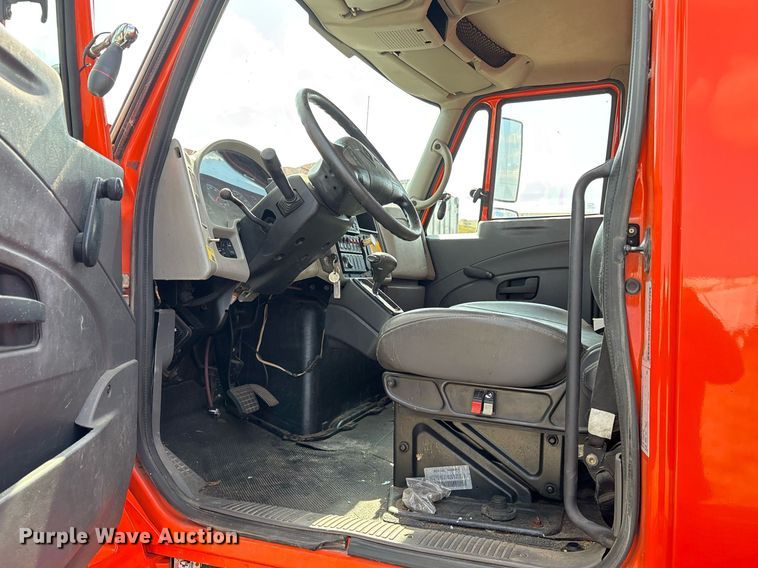 image for item EY9980 2010 International 4300 bucket truck