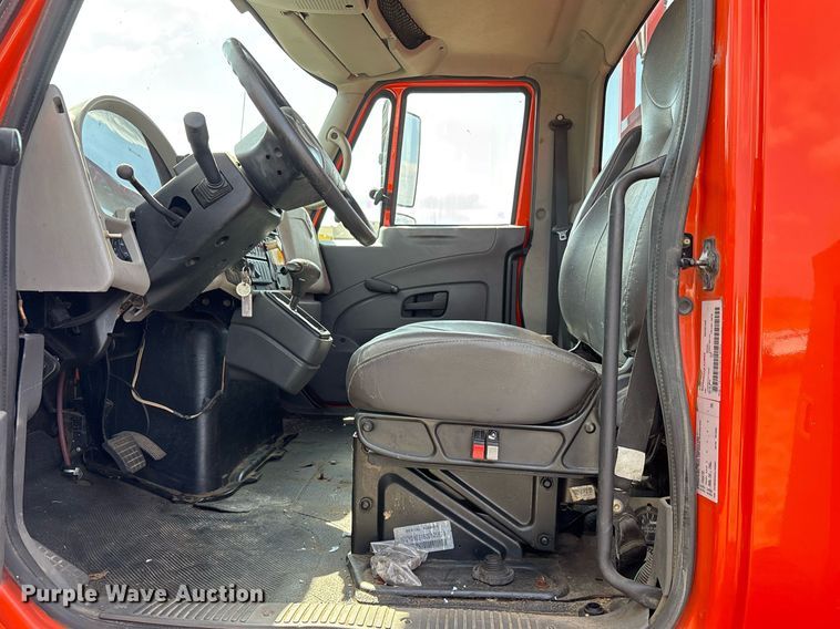 image for item EY9980 2010 International 4300 bucket truck