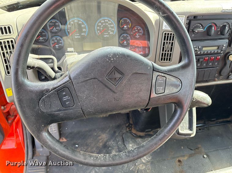 image for item EY9980 2010 International 4300 bucket truck