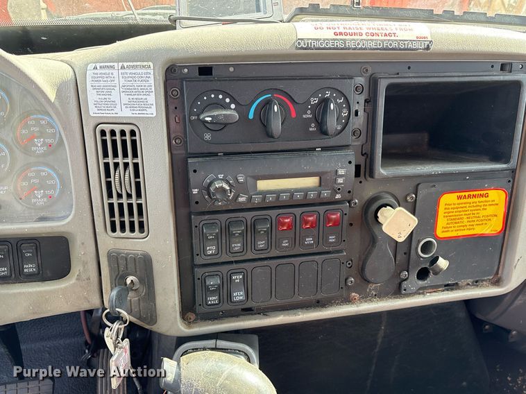 image for item EY9980 2010 International 4300 bucket truck