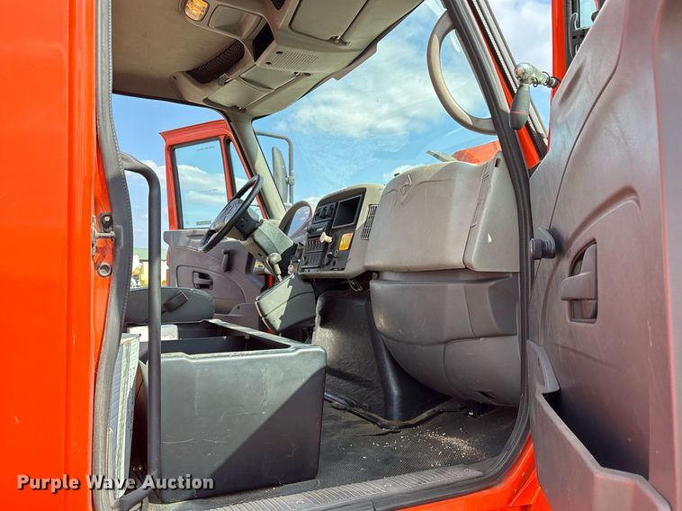 image for item EY9980 2010 International 4300 bucket truck