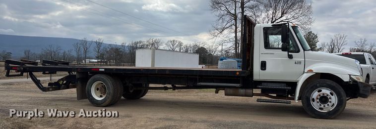 image for item EY9994 2006 International 4300 flatbed truck