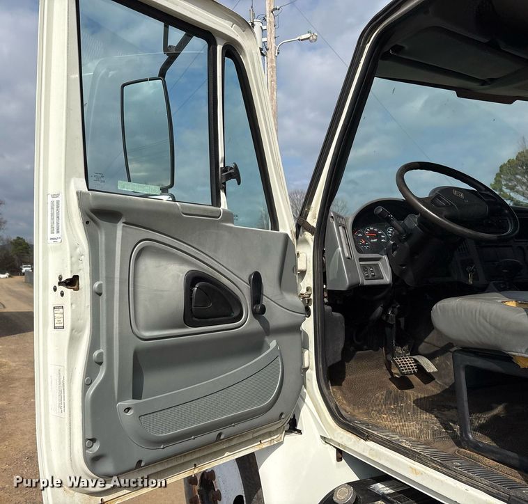 image for item EY9994 2006 International 4300 flatbed truck