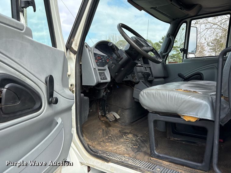 image for item EY9994 2006 International 4300 flatbed truck