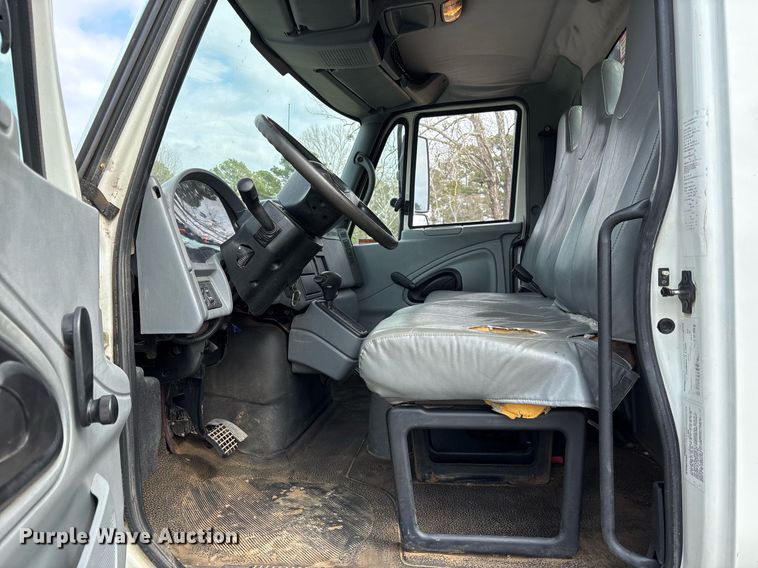 image for item EY9994 2006 International 4300 flatbed truck