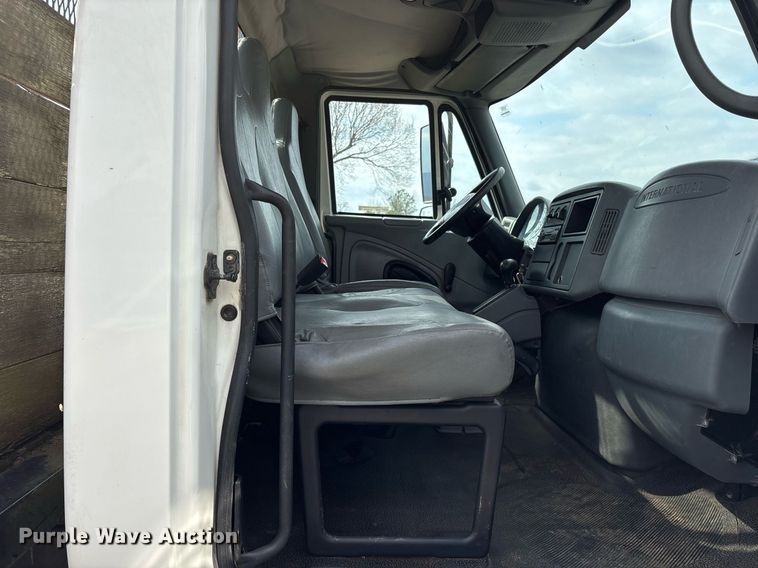 image for item EY9994 2006 International 4300 flatbed truck