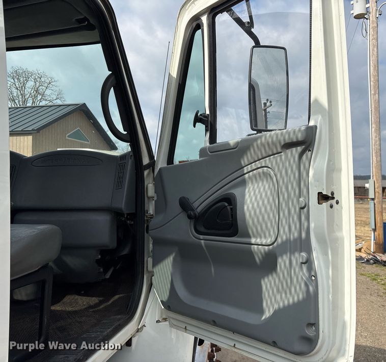 image for item EY9994 2006 International 4300 flatbed truck