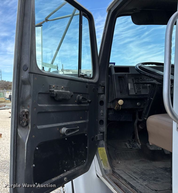 image for item EY9998 1994 International 4600 flatbed truck