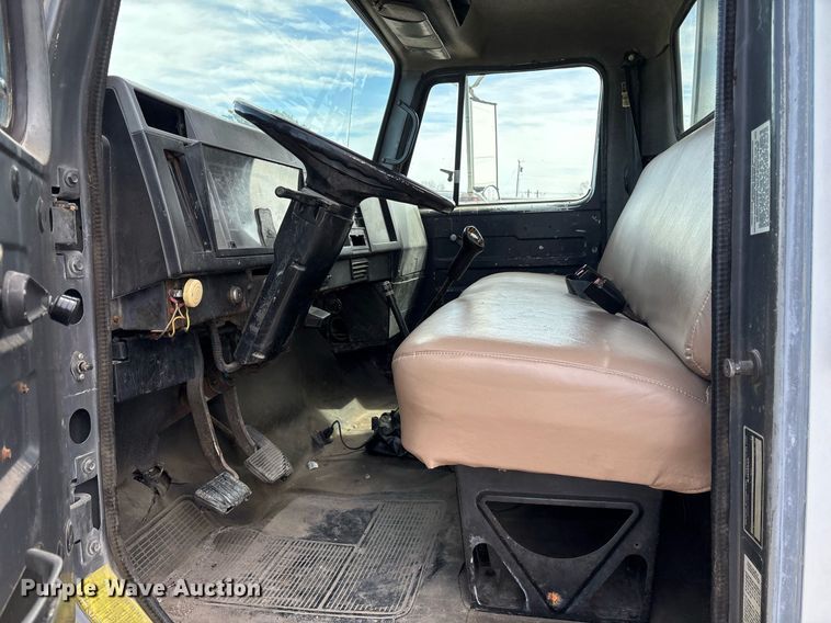 image for item EY9998 1994 International 4600 flatbed truck