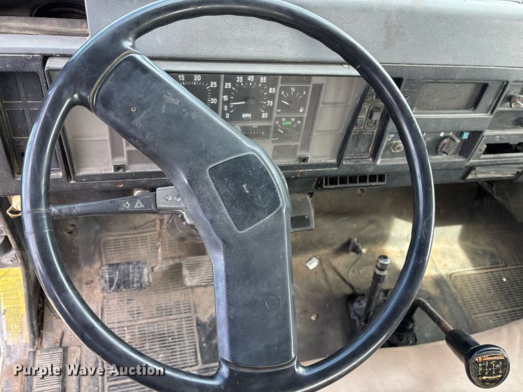 image for item EY9998 1994 International 4600 flatbed truck