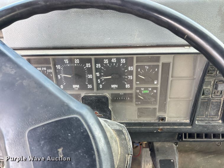 image for item EY9998 1994 International 4600 flatbed truck