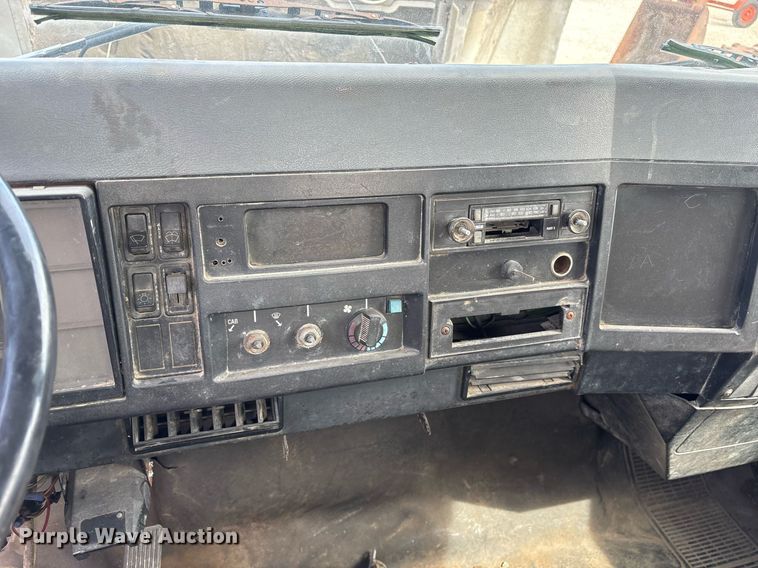 image for item EY9998 1994 International 4600 flatbed truck