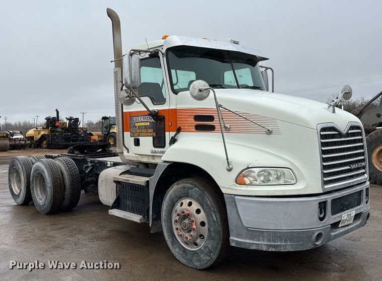 image for item LH9490 2017 Mack CXU613T semi truck