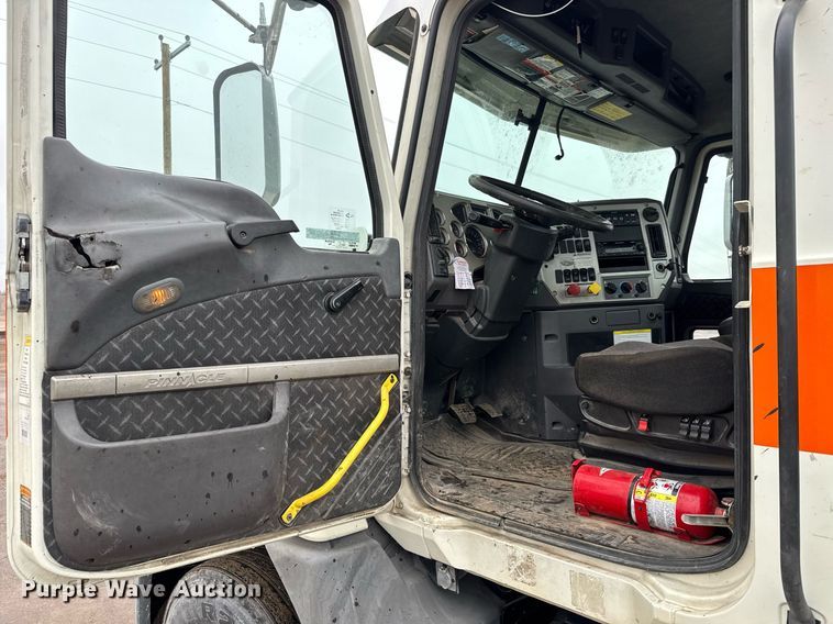 image for item LH9490 2017 Mack CXU613T semi truck