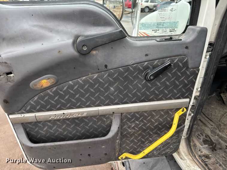 image for item LH9490 2017 Mack CXU613T semi truck