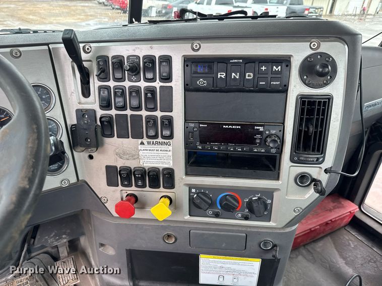 image for item LH9490 2017 Mack CXU613T semi truck