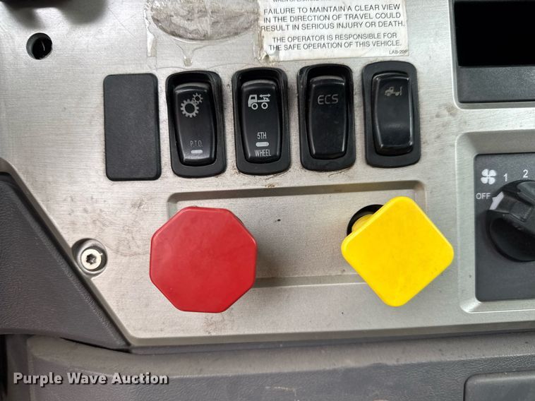 image for item LH9490 2017 Mack CXU613T semi truck