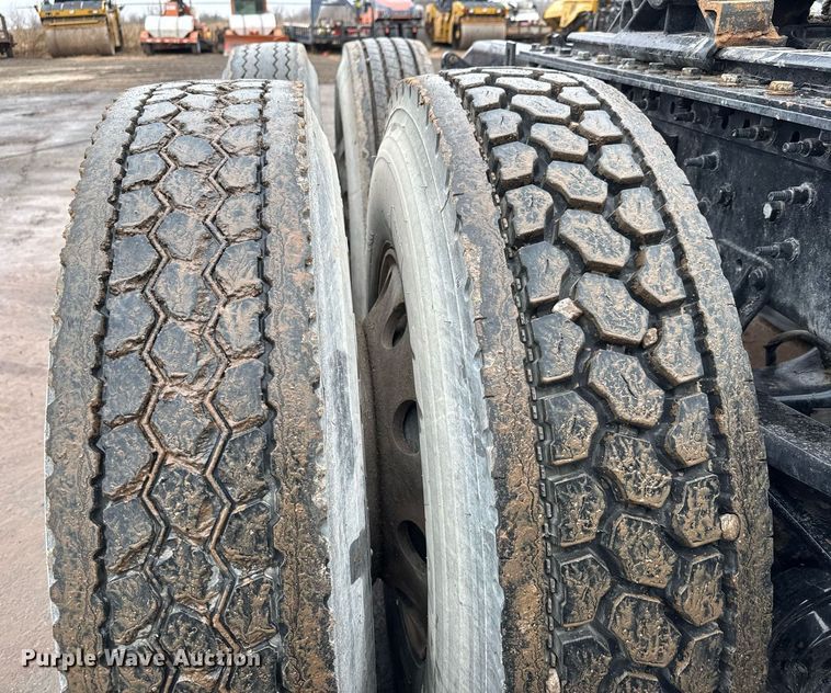 image for item LH9490 2017 Mack CXU613T semi truck