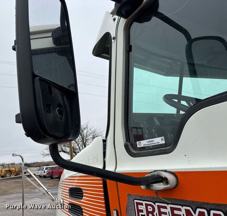 image for item LH9491 2017 Mack CXU613 semi truck