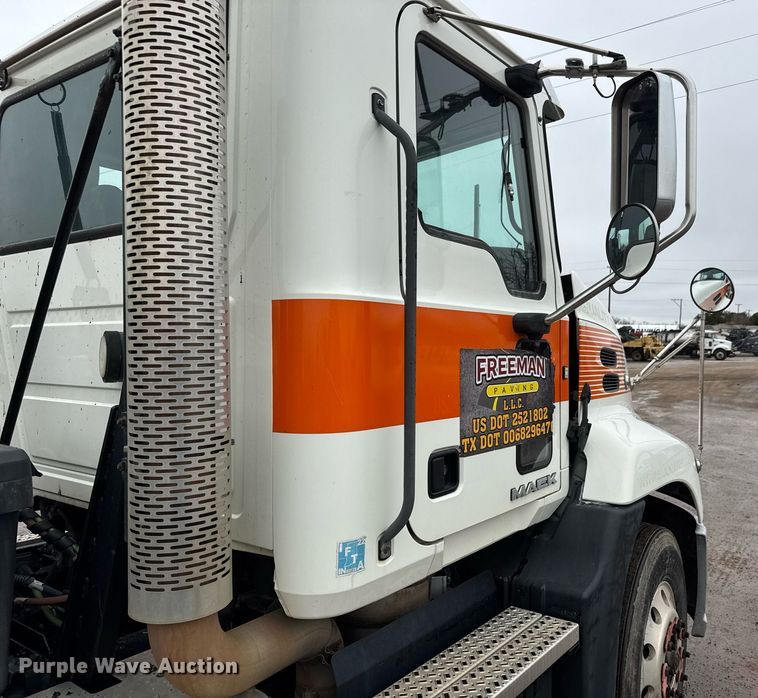 image for item LH9491 2017 Mack CXU613 semi truck