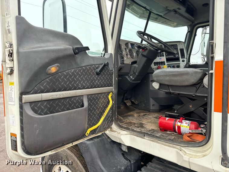 image for item LH9491 2017 Mack CXU613 semi truck