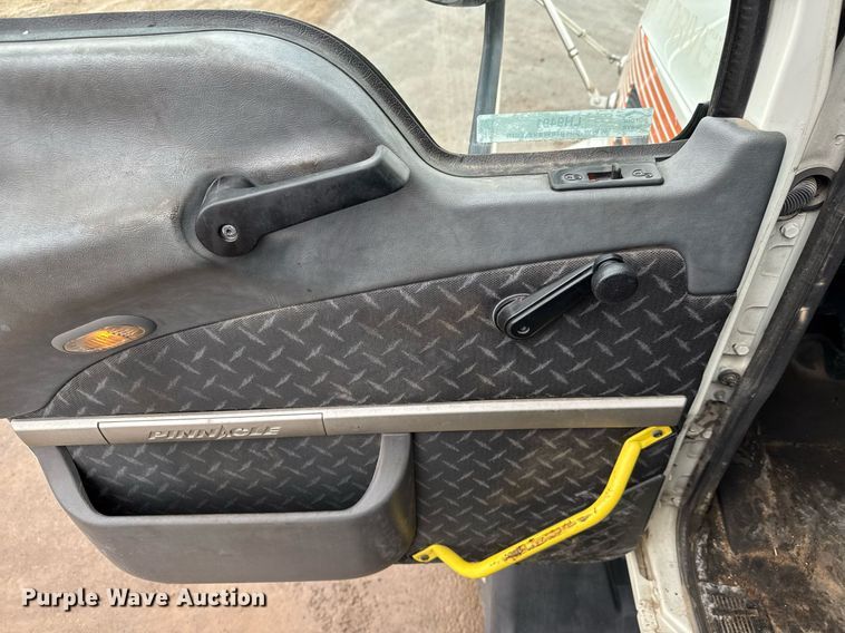 image for item LH9491 2017 Mack CXU613 semi truck