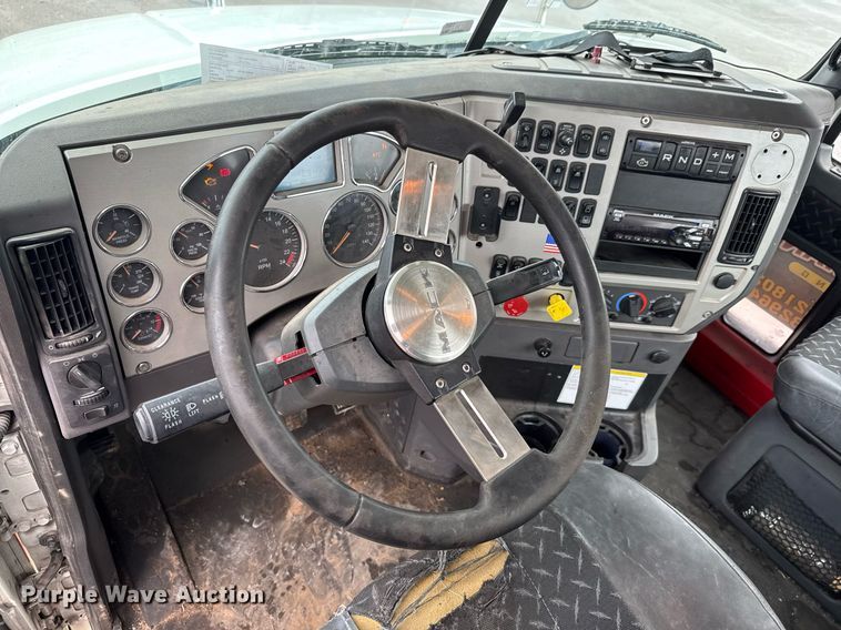 image for item LH9491 2017 Mack CXU613 semi truck