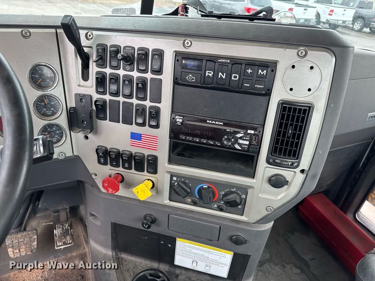 image for item LH9491 2017 Mack CXU613 semi truck