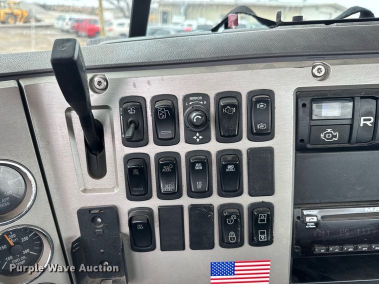 image for item LH9491 2017 Mack CXU613 semi truck