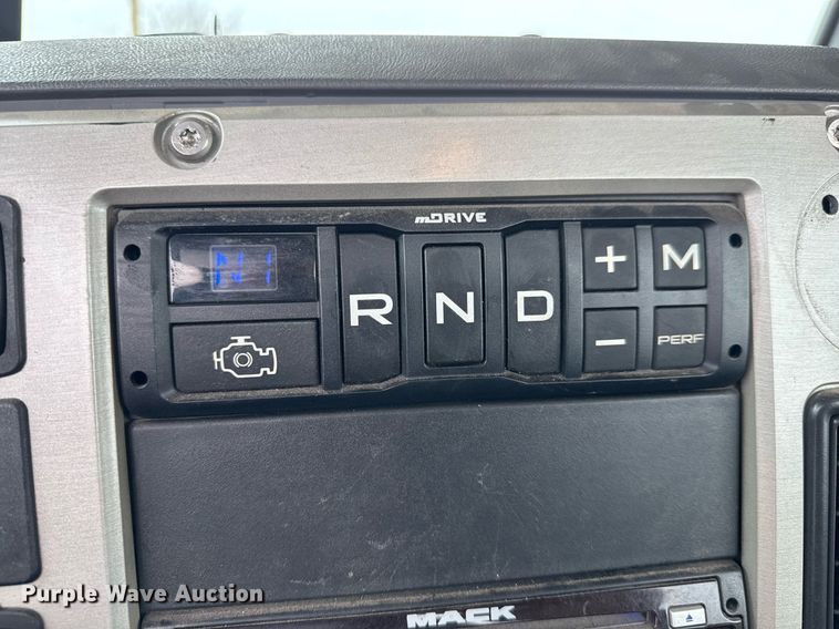 image for item LH9491 2017 Mack CXU613 semi truck