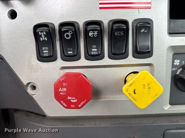 image for item LH9491 2017 Mack CXU613 semi truck