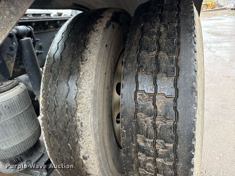 image for item LH9491 2017 Mack CXU613 semi truck