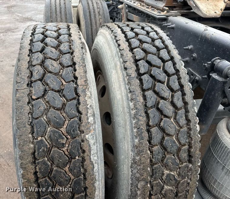 image for item LH9491 2017 Mack CXU613 semi truck