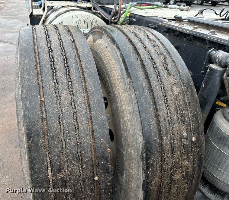 image for item LH9491 2017 Mack CXU613 semi truck