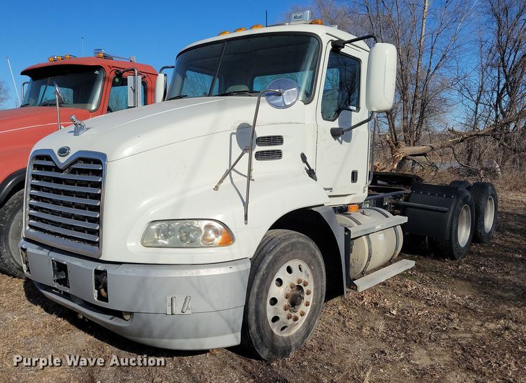 image for item NB9808 2006 Mack Vision semi truck