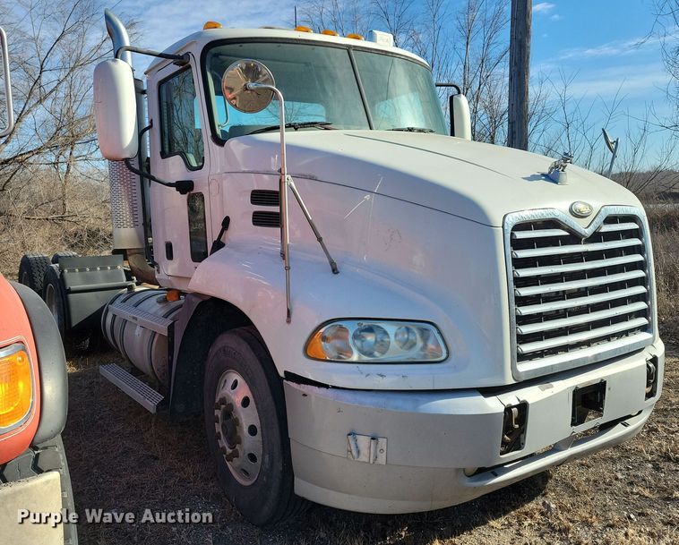 image for item NB9808 2006 Mack Vision semi truck