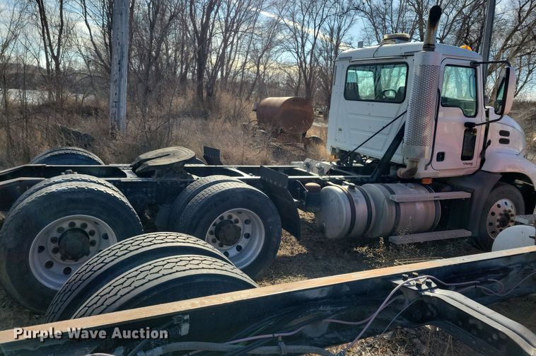 image for item NB9808 2006 Mack Vision semi truck