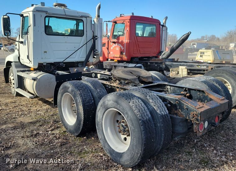 image for item NB9808 2006 Mack Vision semi truck