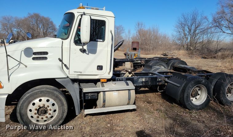 image for item NB9808 2006 Mack Vision semi truck