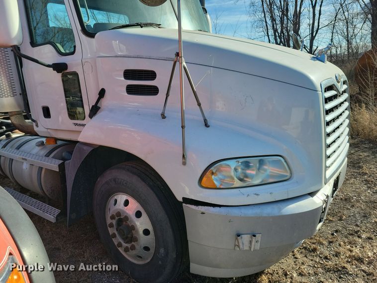 image for item NB9808 2006 Mack Vision semi truck