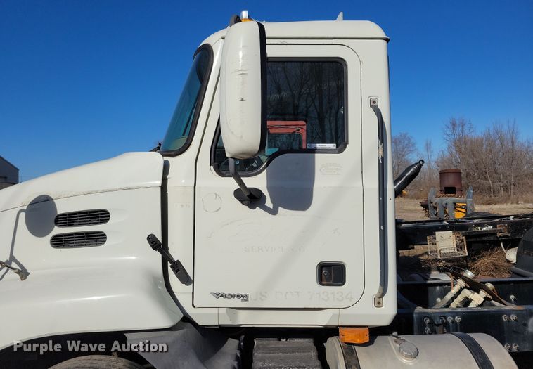 image for item NB9808 2006 Mack Vision semi truck