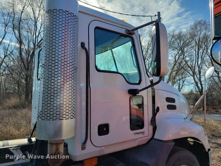 image for item NB9808 2006 Mack Vision semi truck